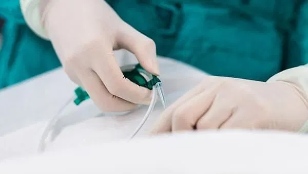 قسطرة دوالي الخصية: هل لها عيوب وأضرار؟ 2 القسطرة أم الجراحة التقليدية: أيهما الأفضل؟