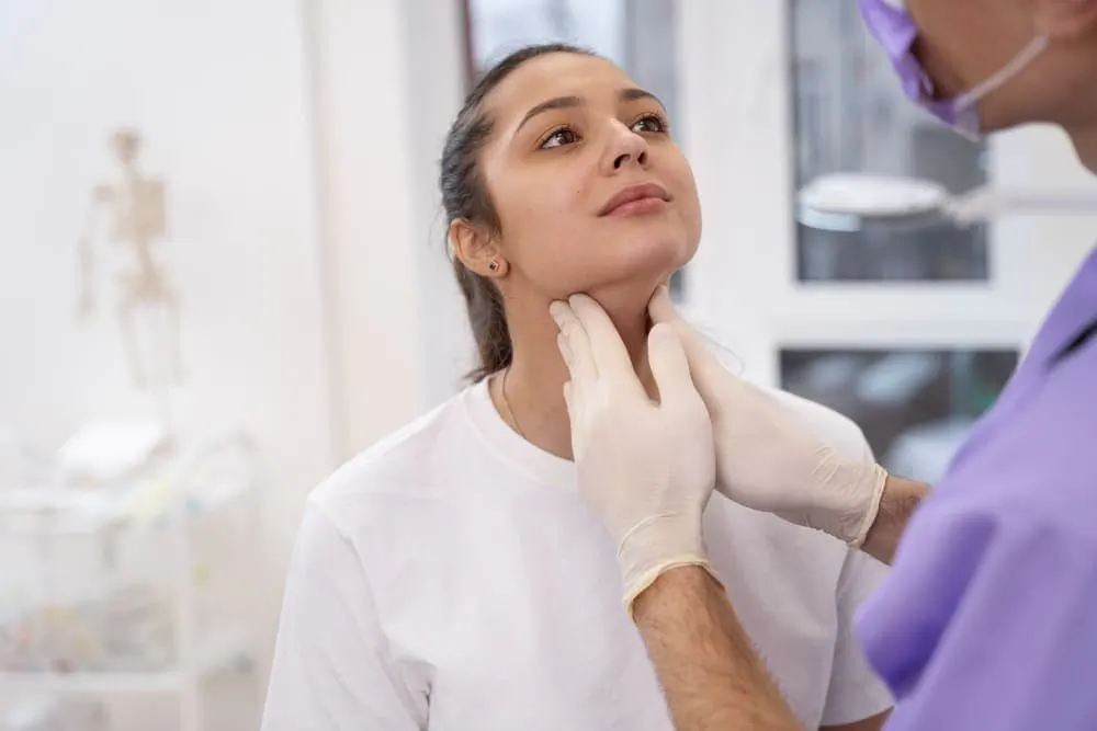 أعراض عقد الغدة الدرقية الحميدة: اكتشفها وعالجها الآن 1 أعراض عقد الغدة الدرقية الحميدة